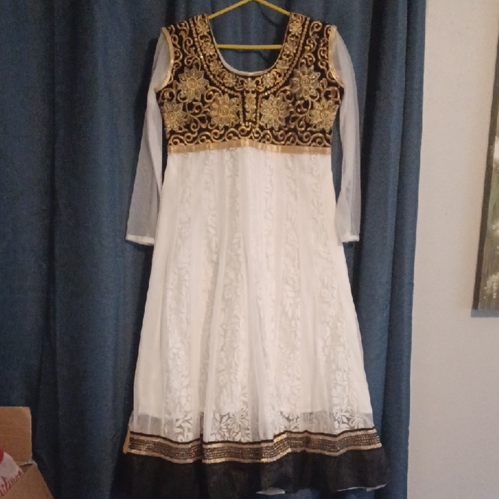 Authentic Anarkali Dress Indian Traditional White and Gold NWOT Ceremony Culture